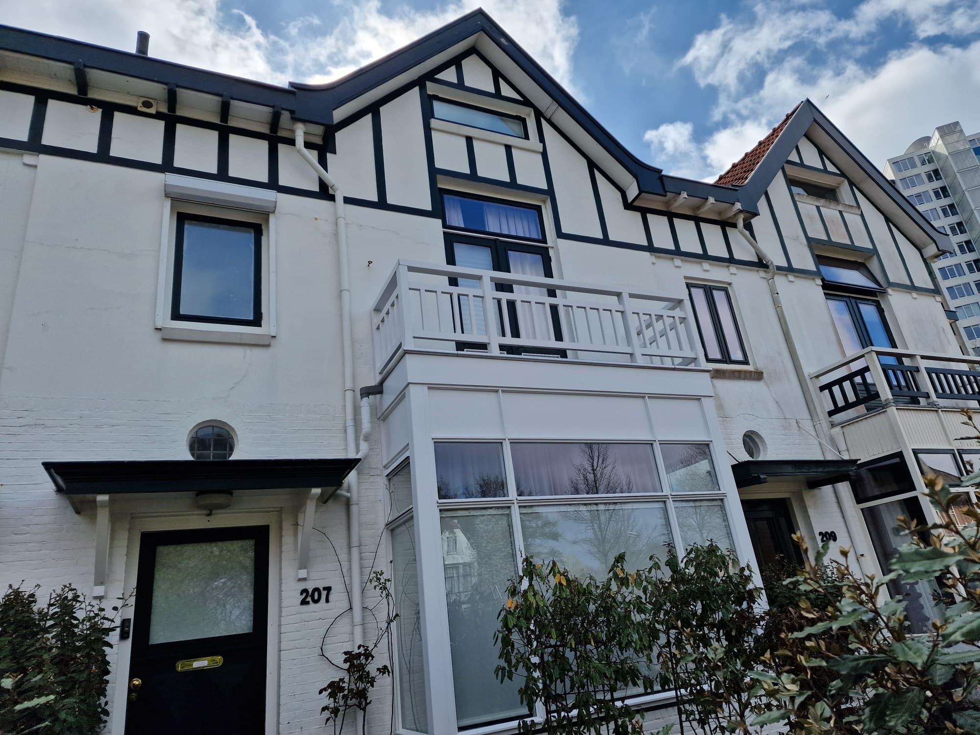 Glazenwassen aan karakteristieke witte herenhuizen aan de Badhuisstraat in Vlissingen door Mooi Huis