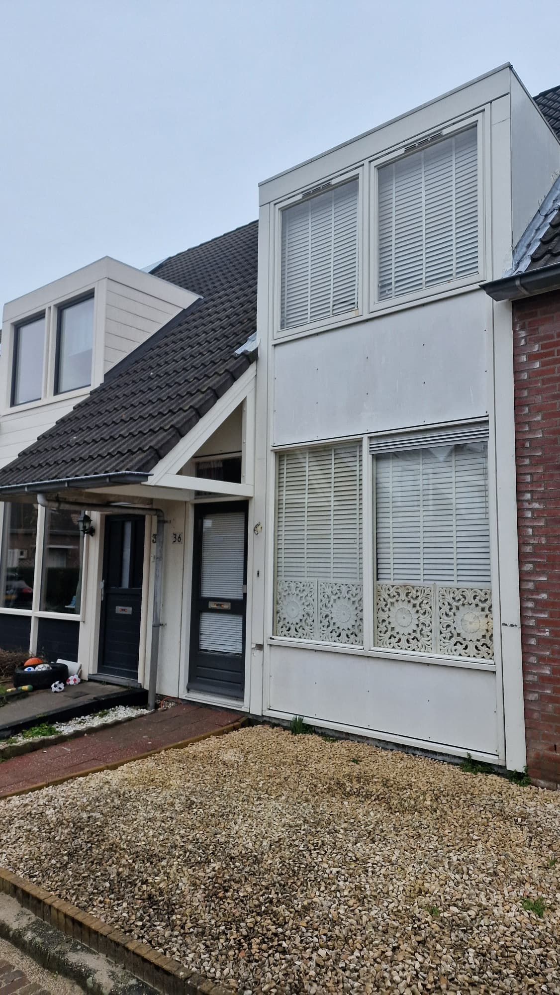 Hetzelfde erkerpaneel schoon en wit na softwash gevelreiniging door glazenwasserij Mooi Huis Middelburg