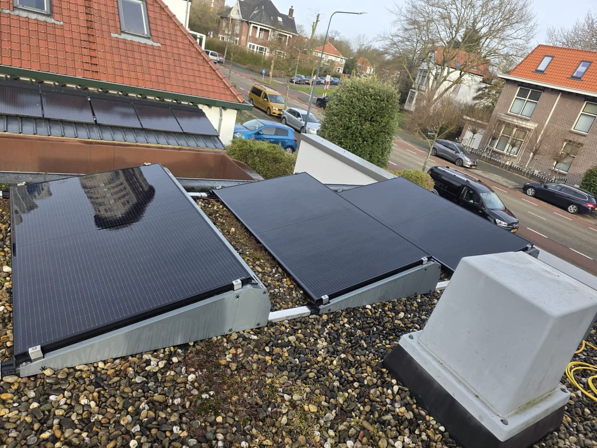 Schone zonnepanelen op een plat dak in Middelburg - professionele reiniging door Mooi Huis