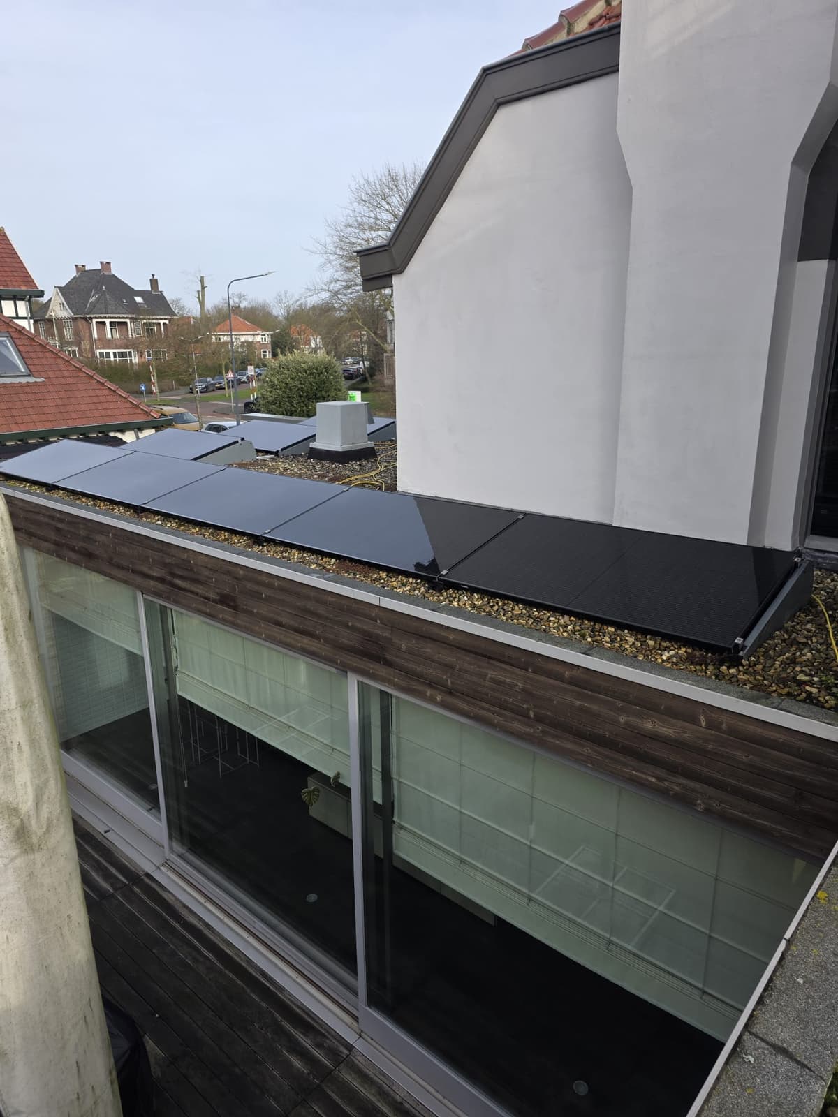 Schone zonnepanelen na professionele reiniging op een plat dak in Zeeland - resultaat door Mooi Huis
